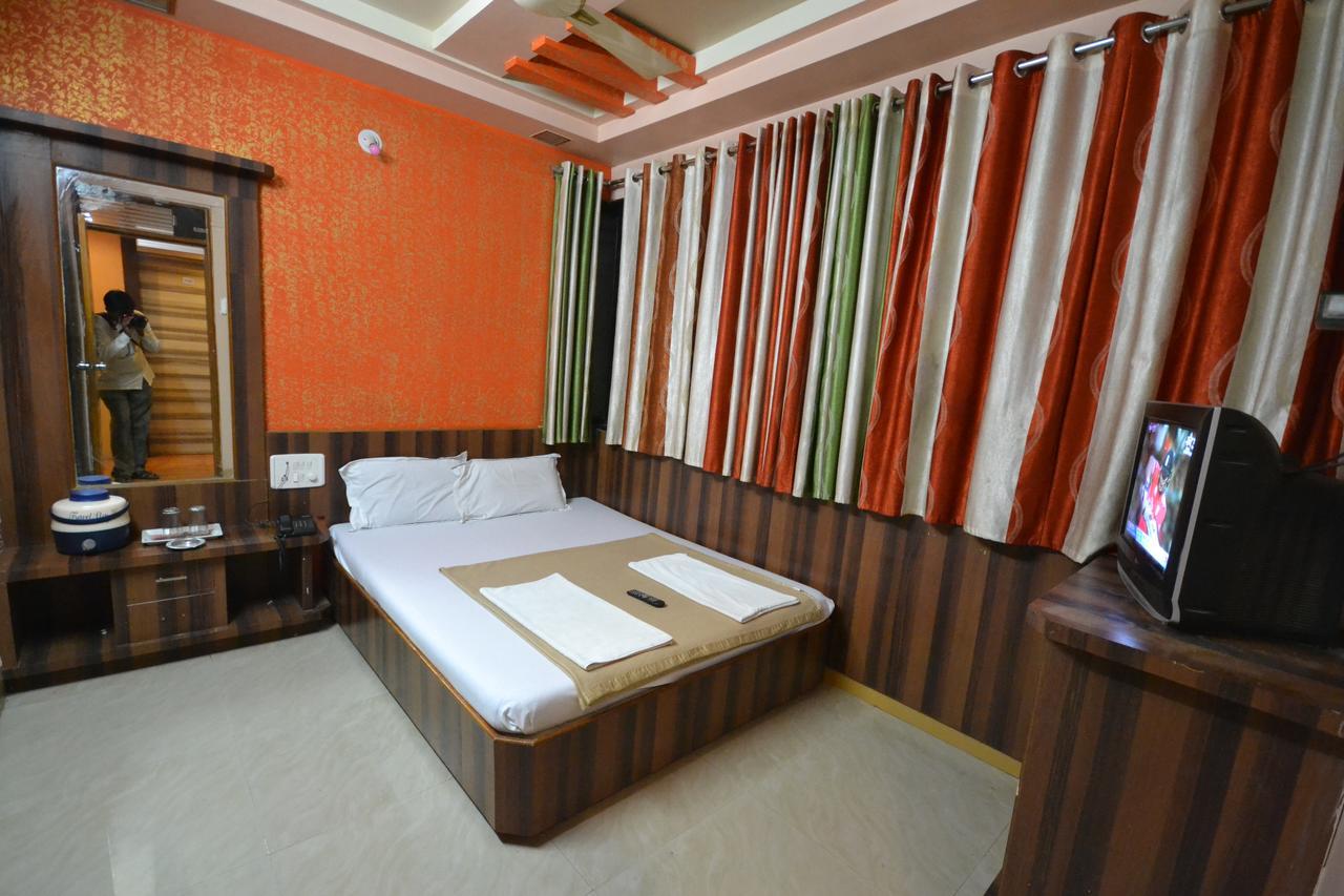 Hotel Sai Hari Prasad Širdi Exteriér fotografie