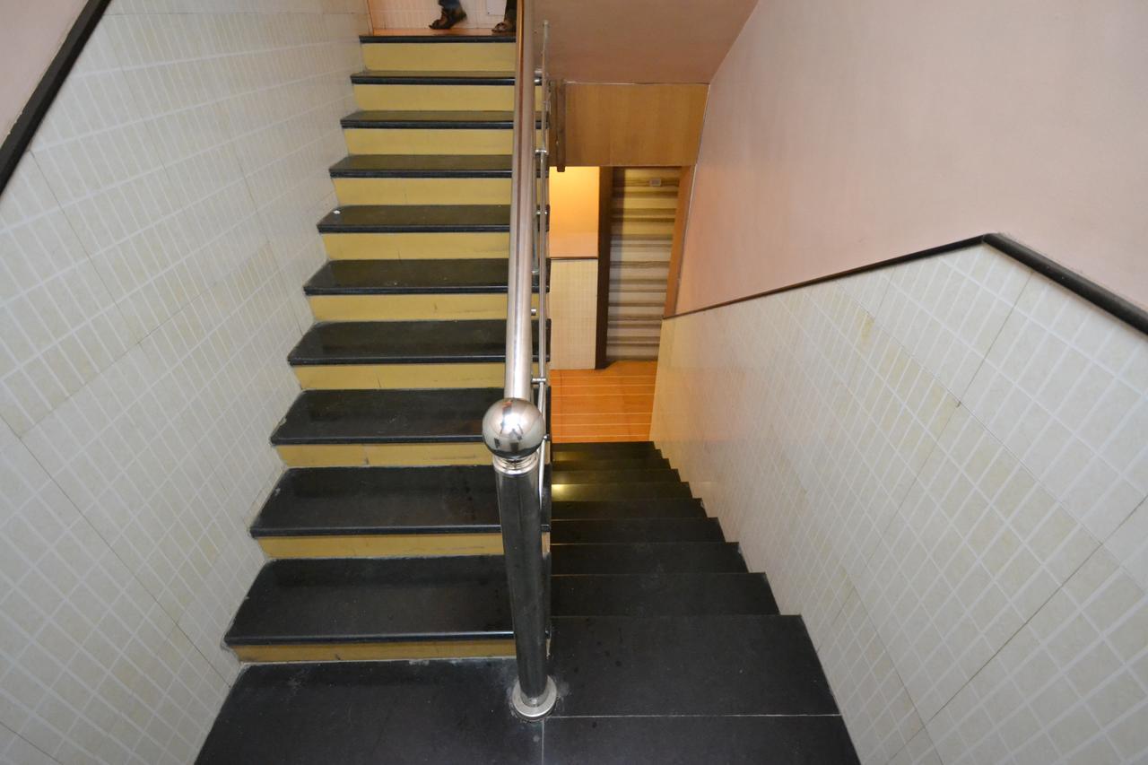 Hotel Sai Hari Prasad Širdi Exteriér fotografie