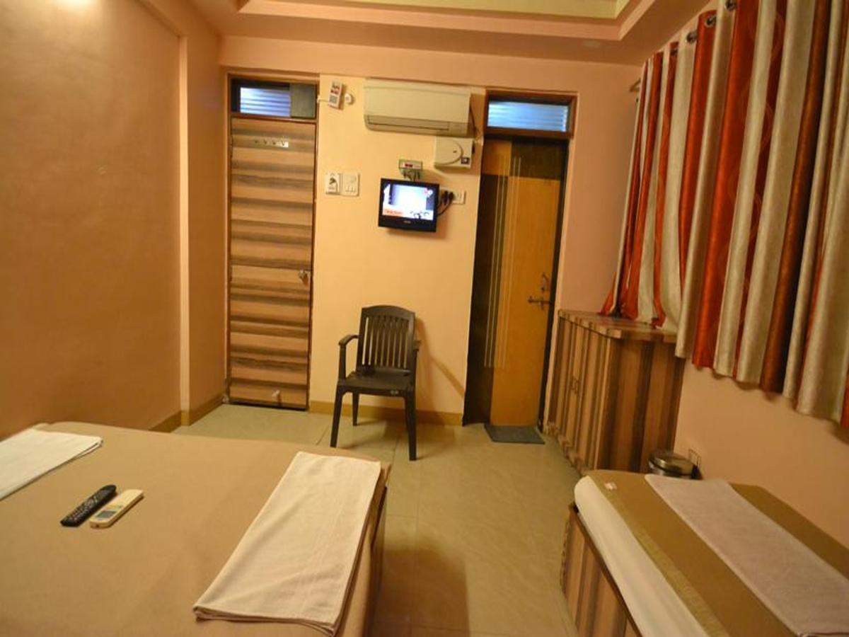 Hotel Sai Hari Prasad Širdi Exteriér fotografie